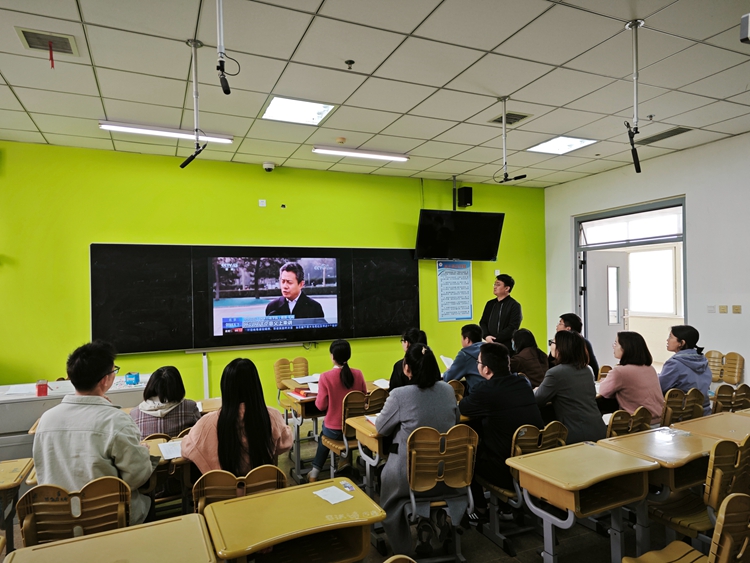 7集體觀看視頻《八項(xiàng)規(guī)定出臺(tái) 開(kāi)啟黨風(fēng)激濁揚(yáng)清之變》