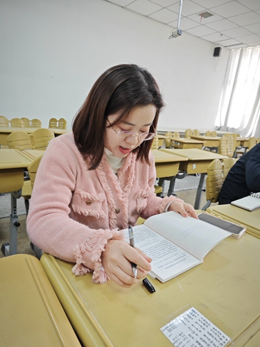 11黨員代表張鐘文發(fā)言